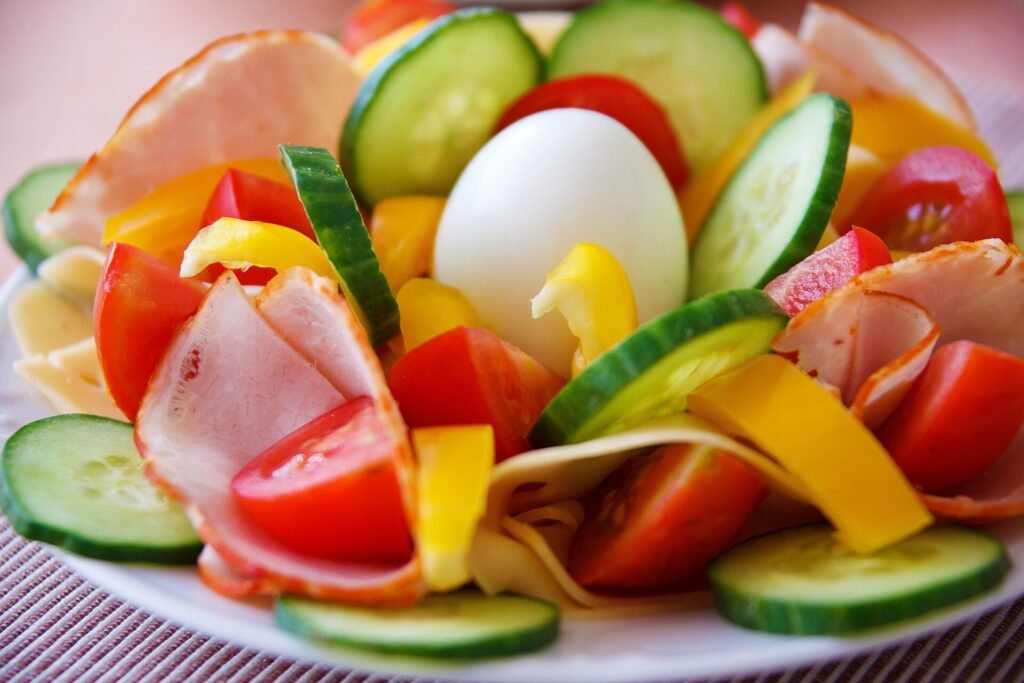 Food-salad-healthy-vegetables-1, the kind of healthy diet patients follow after bariatric surgery